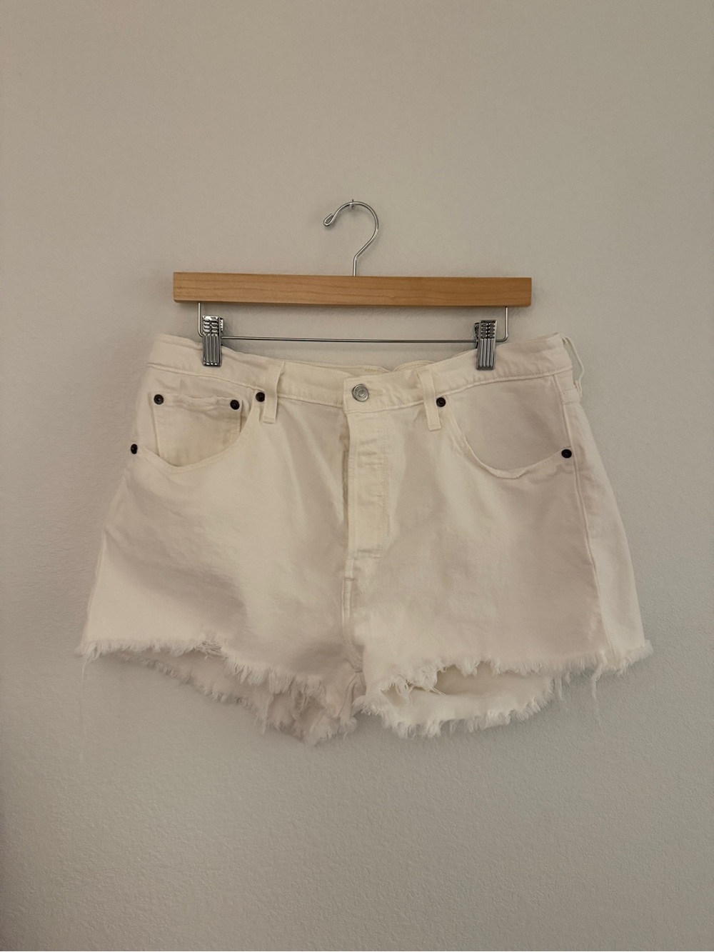 Levi’s High Waisted Shorts 33